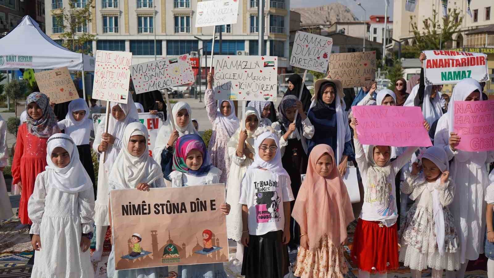Van’da çocuklardan namaz temalı yürüyüş