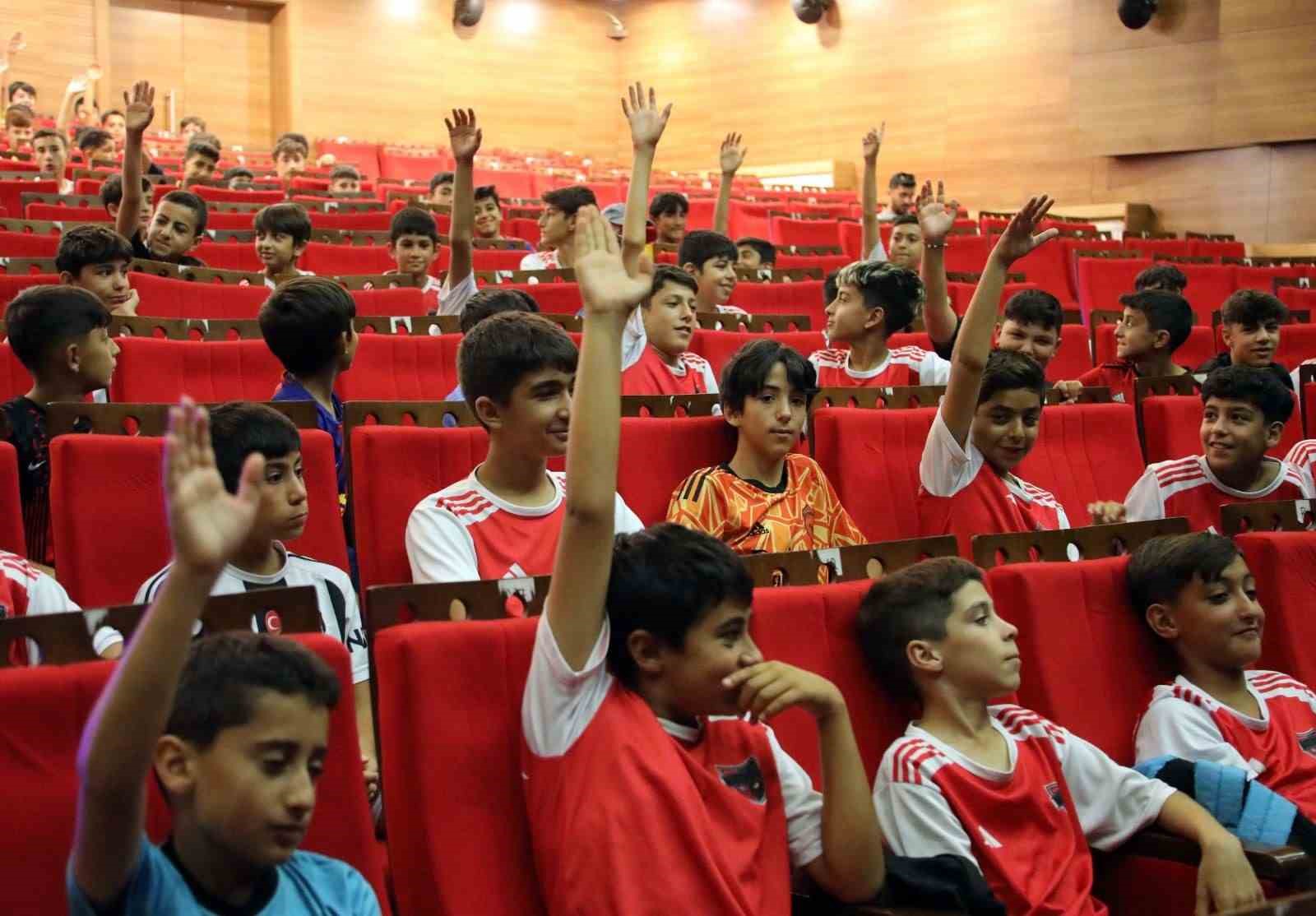 Yaz spor okullarındaki öğrencilere sürpriz sihirbazlık gösterisi