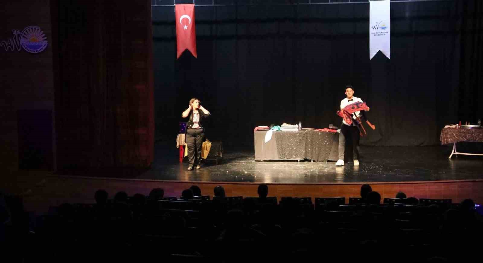 Yaz spor okullarındaki öğrencilere sürpriz sihirbazlık gösterisi