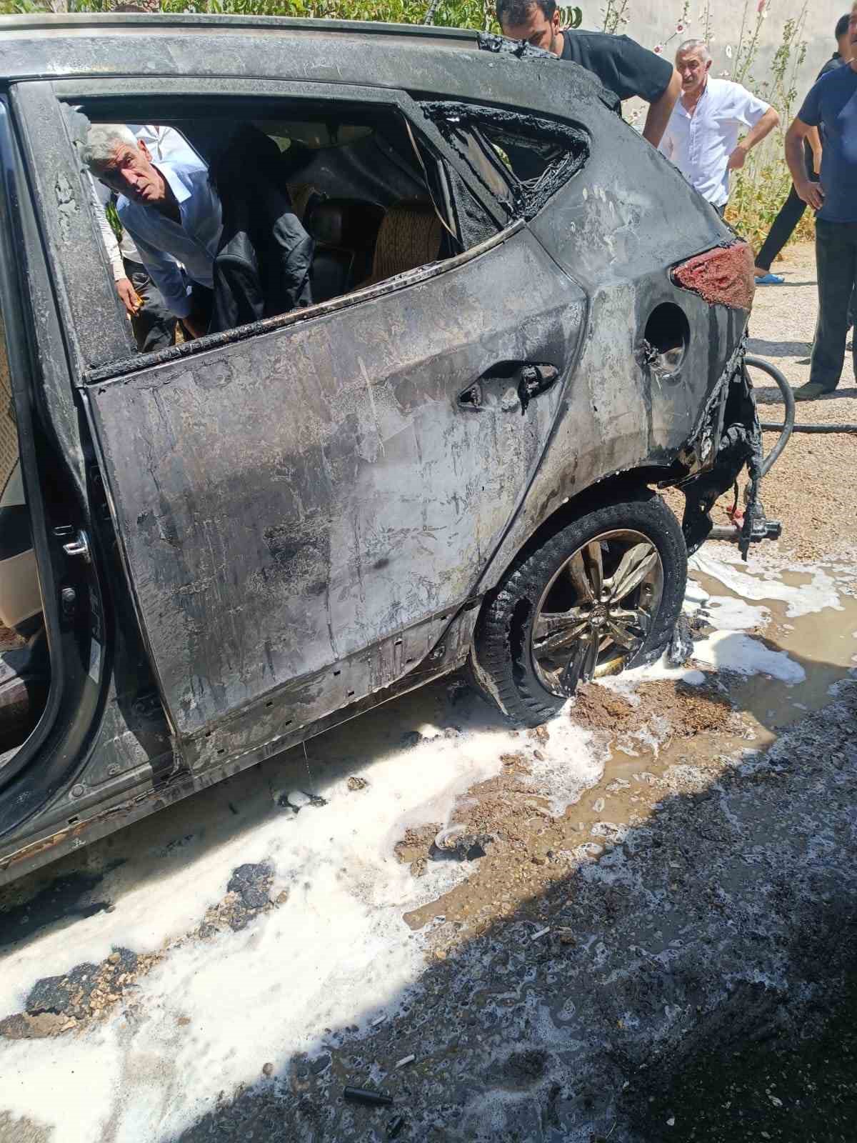 Van’da park halindeki otomobil yandı