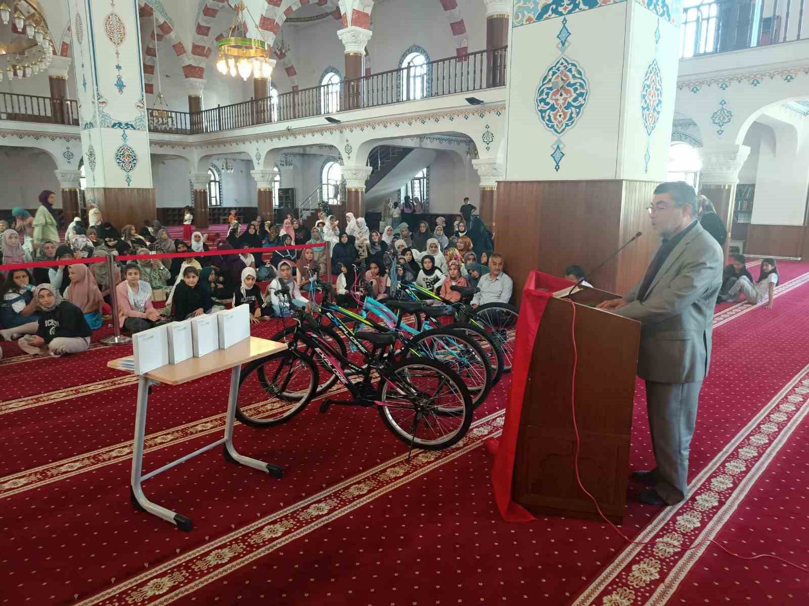 İpekyolu’nda yaz Kur’an kursları kapanış programı coşkusu