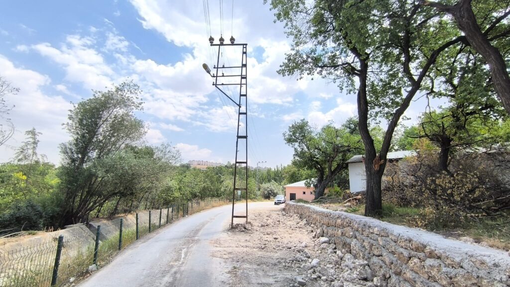 VEDAŞ'ın yol ortasındaki direkler Sürücülerin kabusu oldu