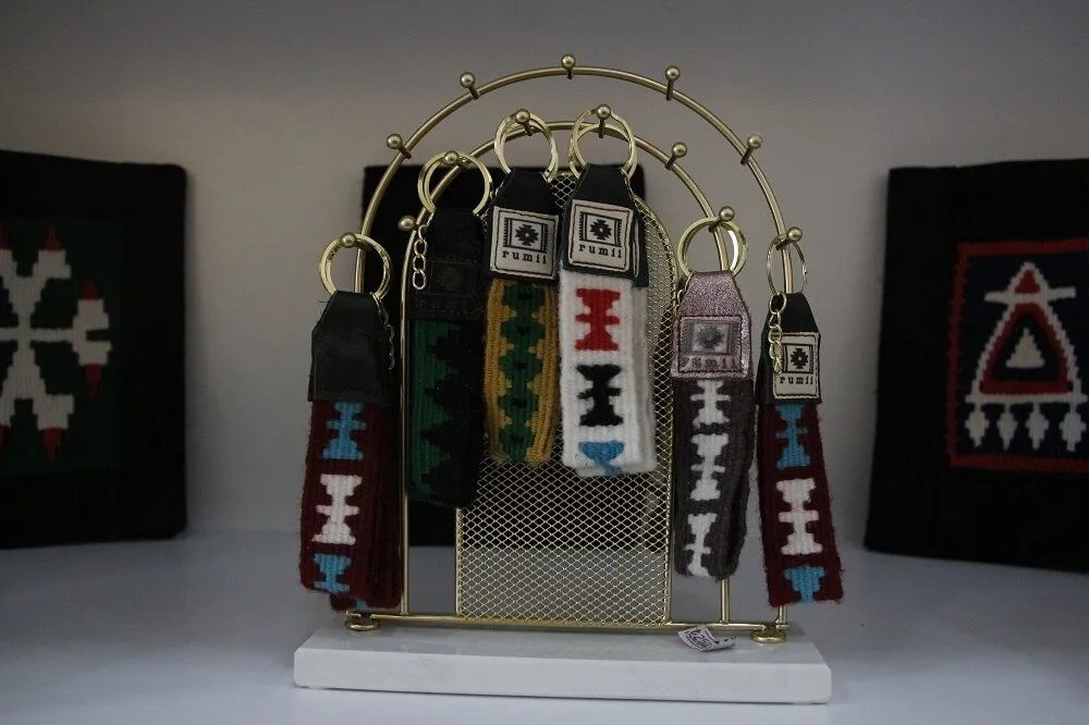 Van kilim motifleri hediyelik eşyalara yansıtıldı