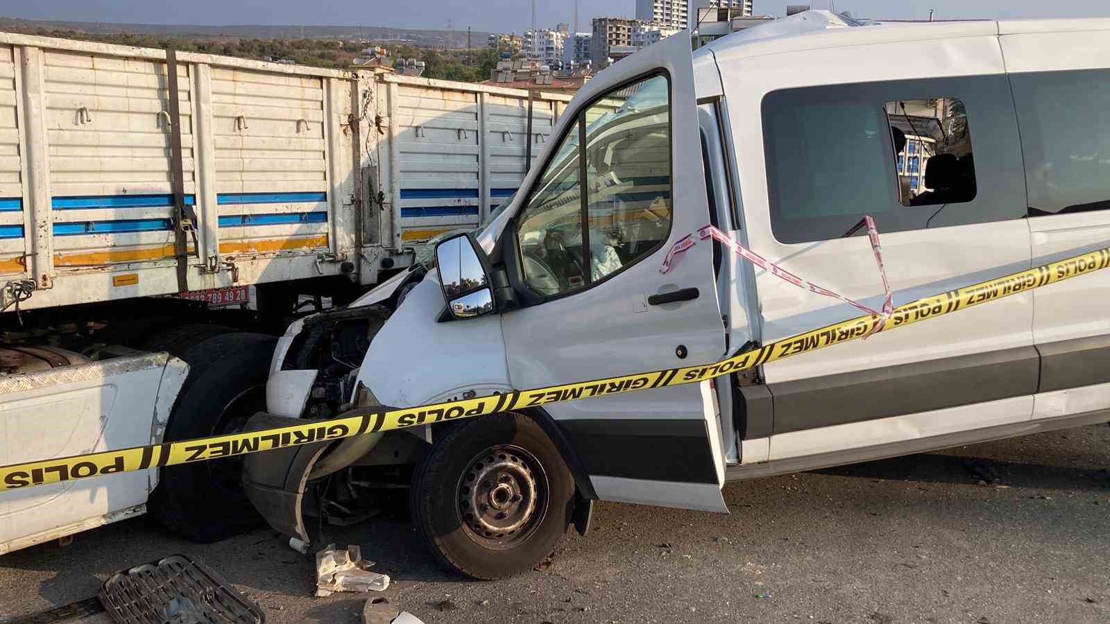 Öğrencileri Mersin’e tatile getiren minibüs kaza yaptı: 2 ölü, 10 yaralı
