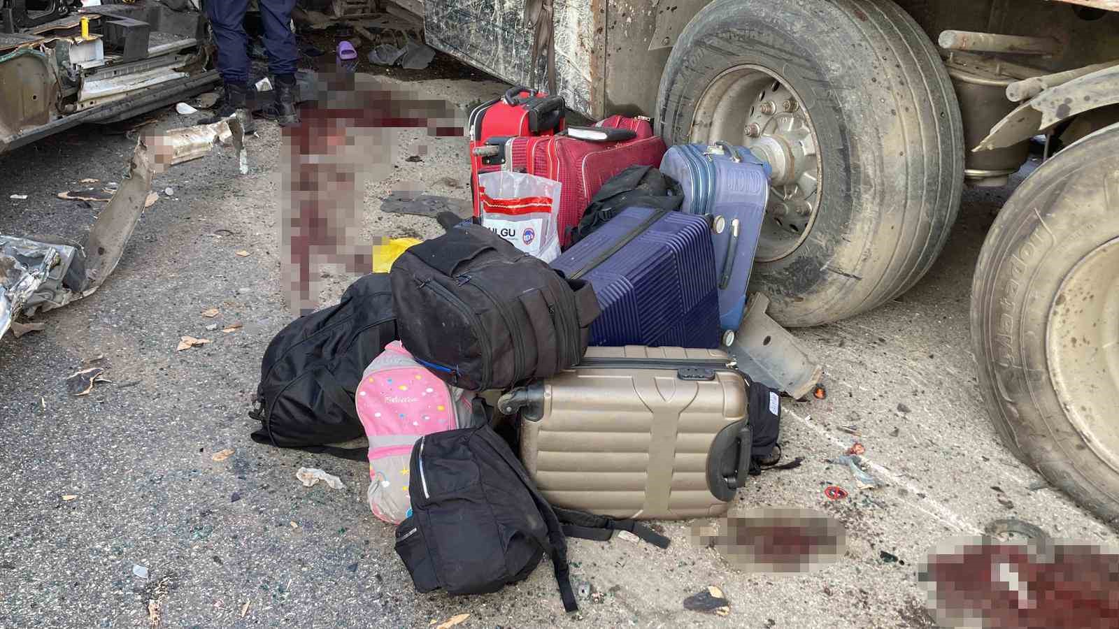 Öğrencileri Mersin’e tatile getiren minibüs kaza yaptı: 2 ölü, 10 yaralı