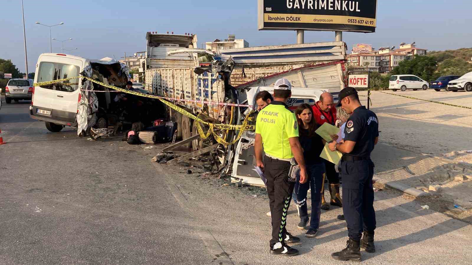 Öğrencileri Mersin’e tatile getiren minibüs kaza yaptı: 2 ölü, 10 yaralı