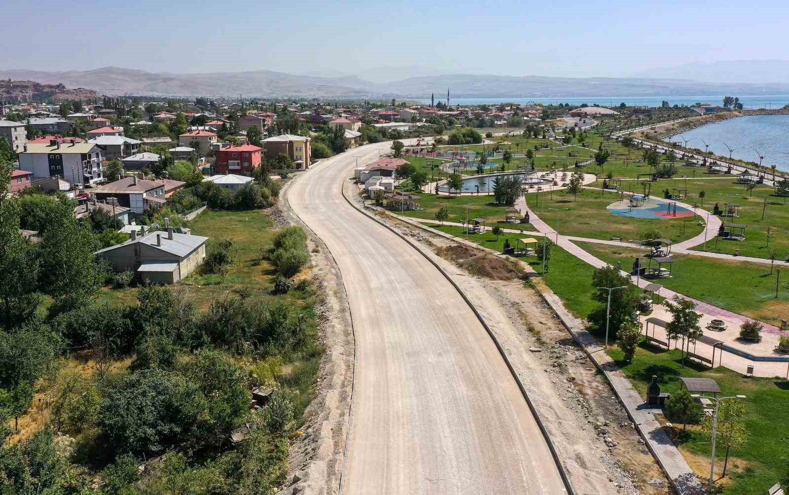 Van Gölü gerdanlığı sahil yolunda 3. etap çalışmaları devam ediyor