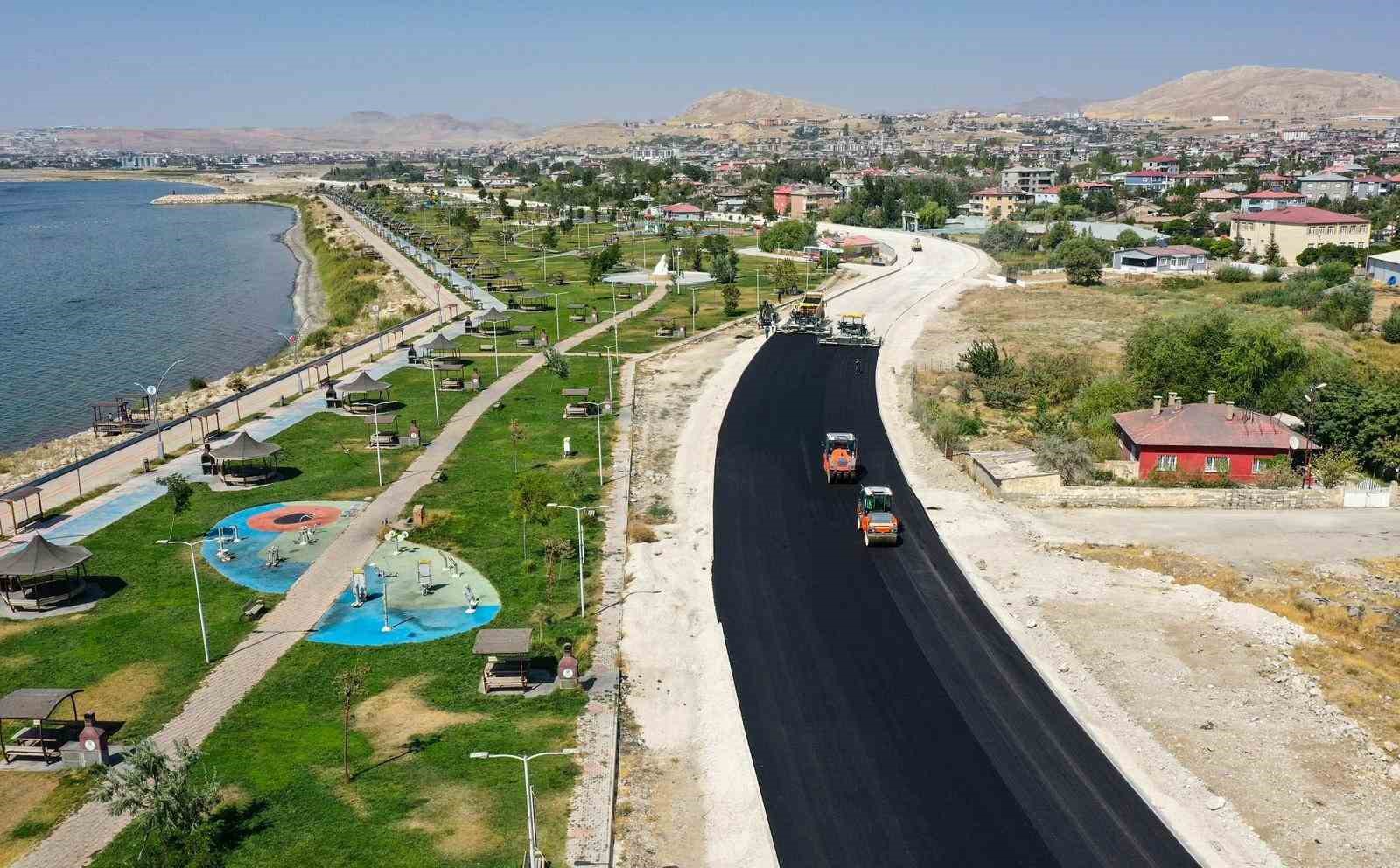Van Gölü gerdanlığı sahil yolunda 3. etap çalışmaları devam ediyor