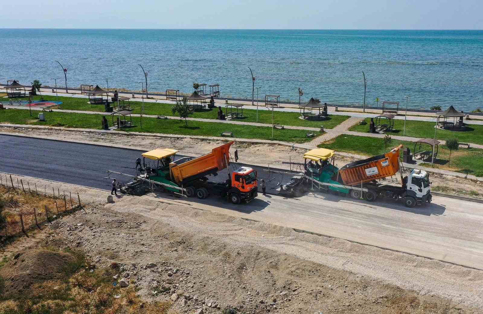 Van Gölü gerdanlığı sahil yolunda 3. etap çalışmaları devam ediyor