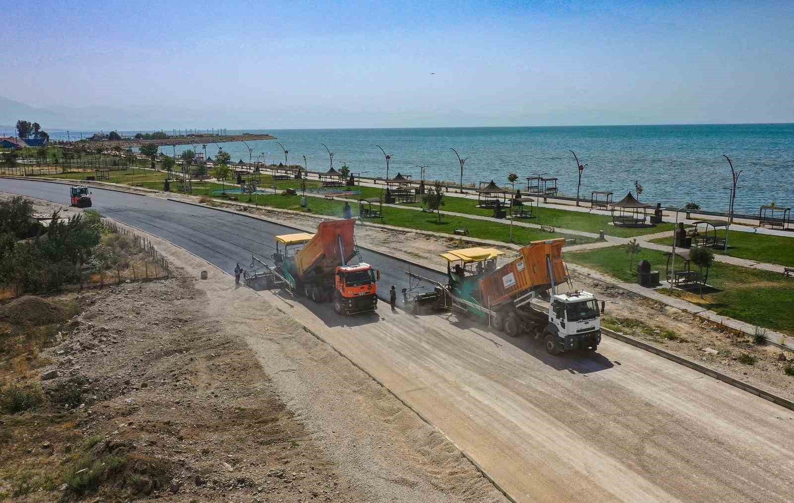 Van Gölü gerdanlığı sahil yolunda 3. etap çalışmaları devam ediyor