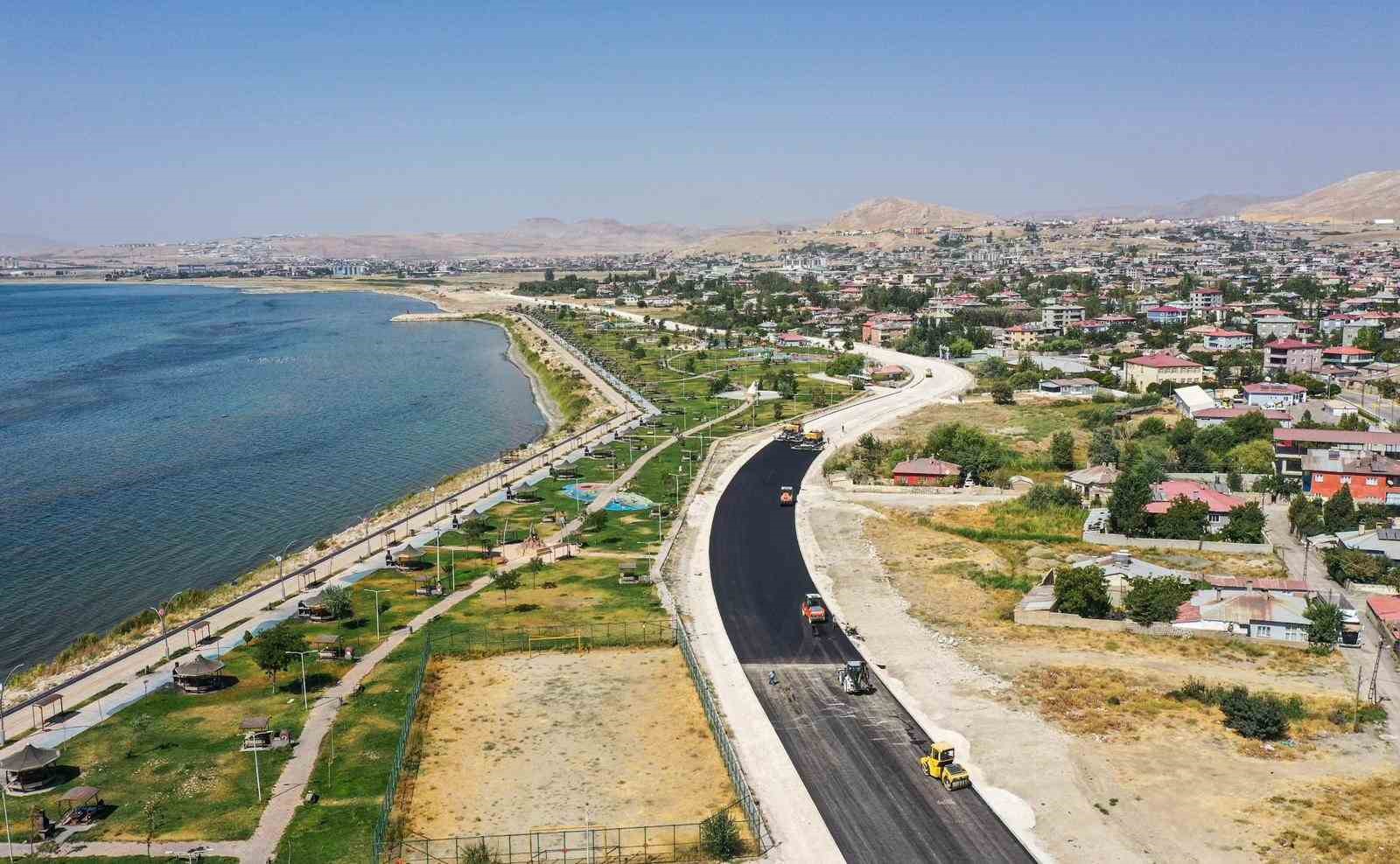 Van Gölü gerdanlığı sahil yolunda 3. etap çalışmaları devam ediyor