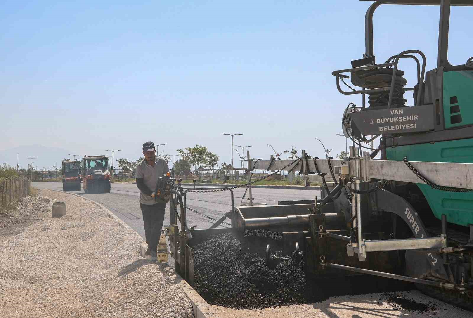 Van Gölü gerdanlığı sahil yolunda 3. etap çalışmaları devam ediyor