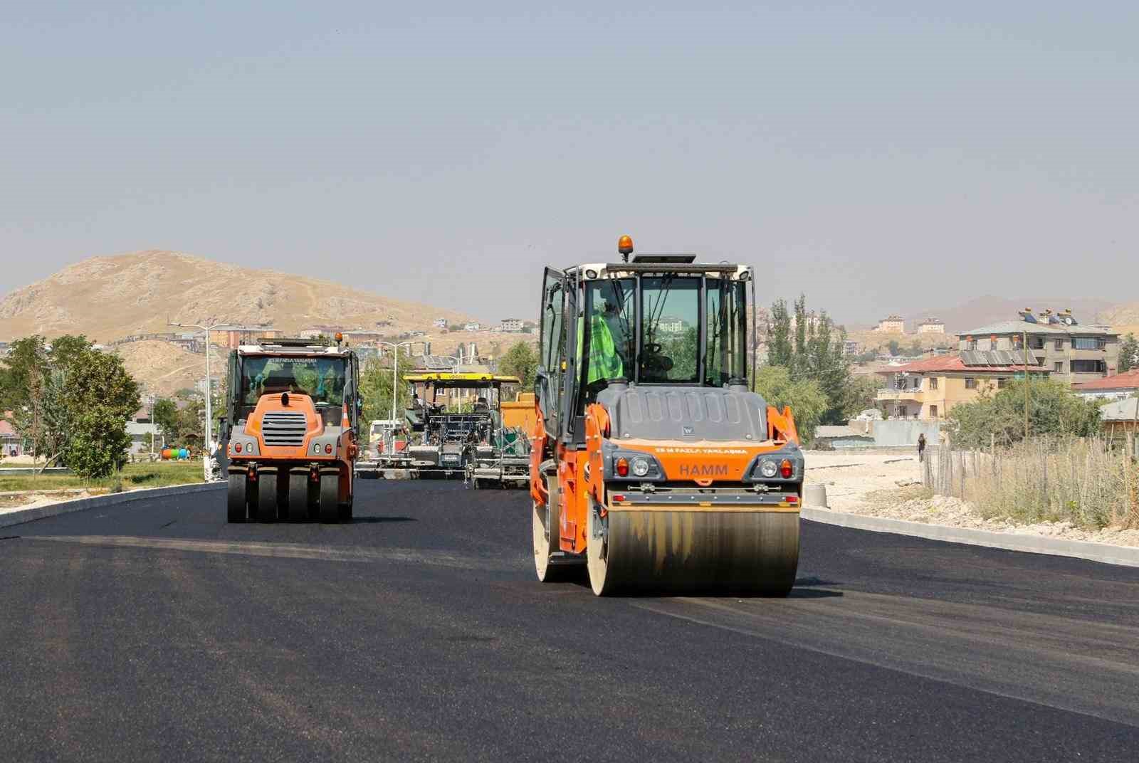 Van Gölü gerdanlığı sahil yolunda 3. etap çalışmaları devam ediyor