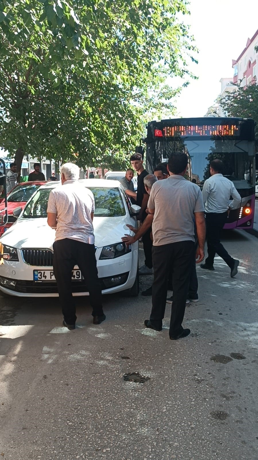 Duyarsız sürücü trafiği kilitledi