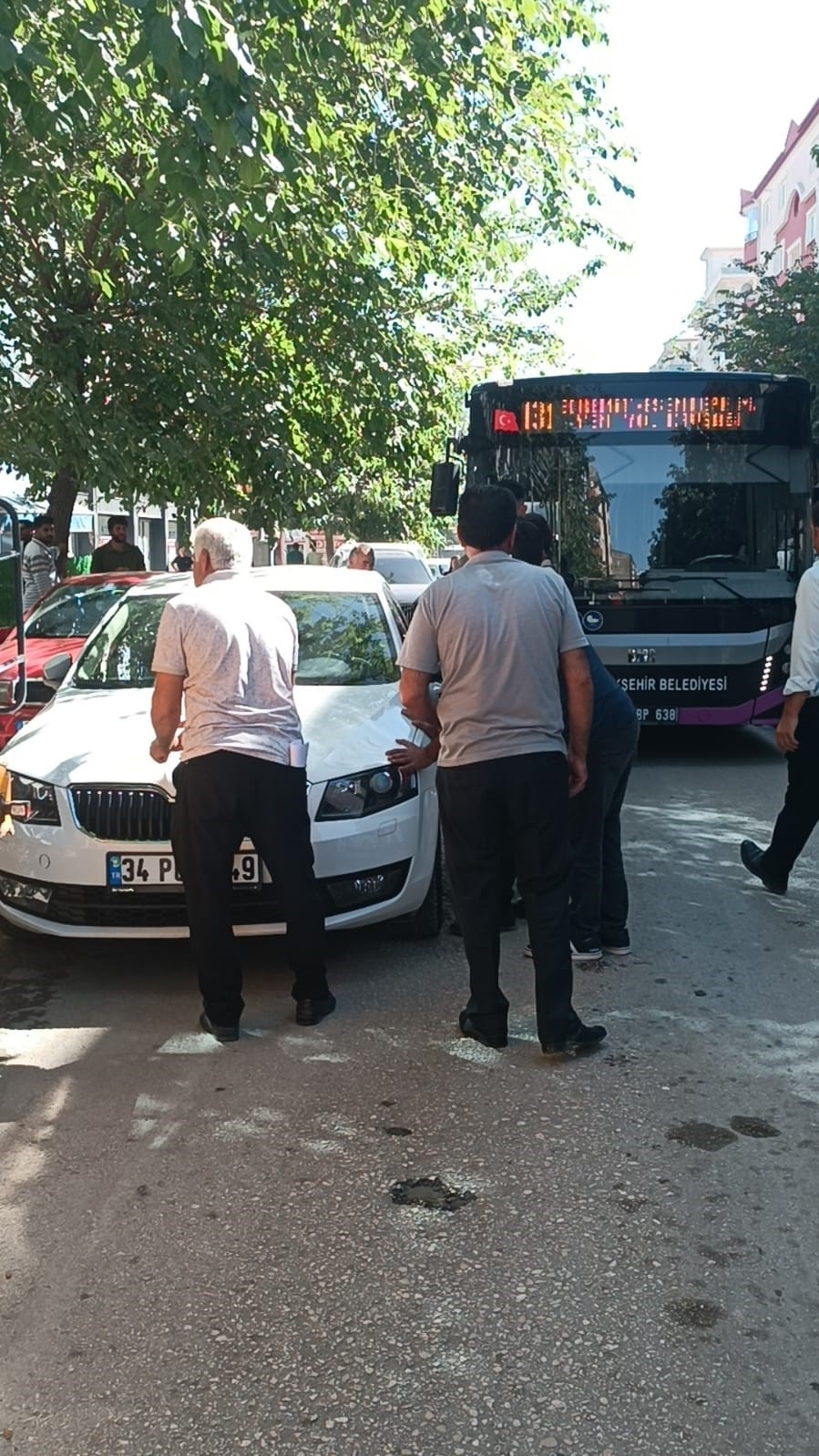 Duyarsız sürücü trafiği kilitledi
