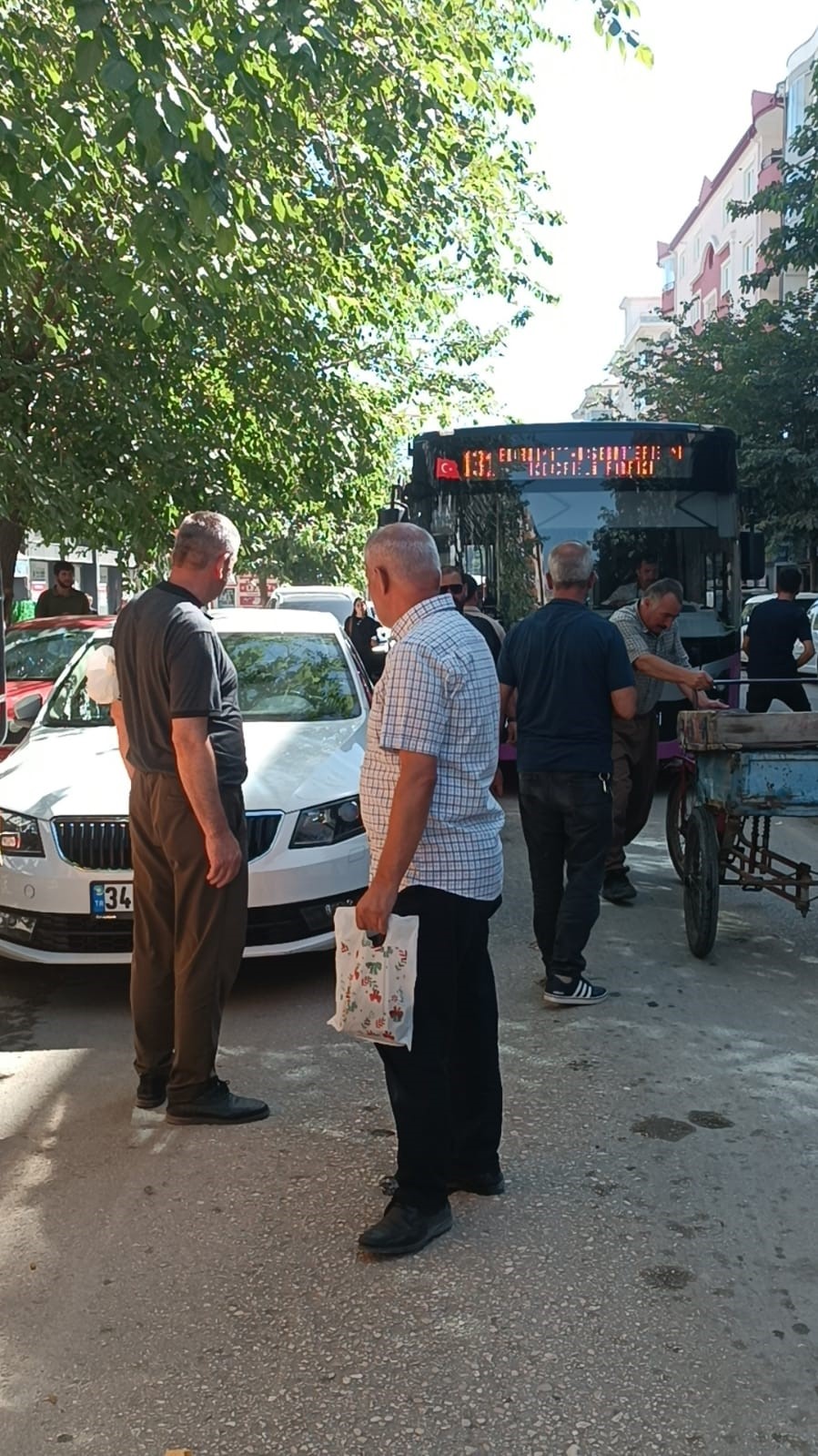 Duyarsız sürücü trafiği kilitledi