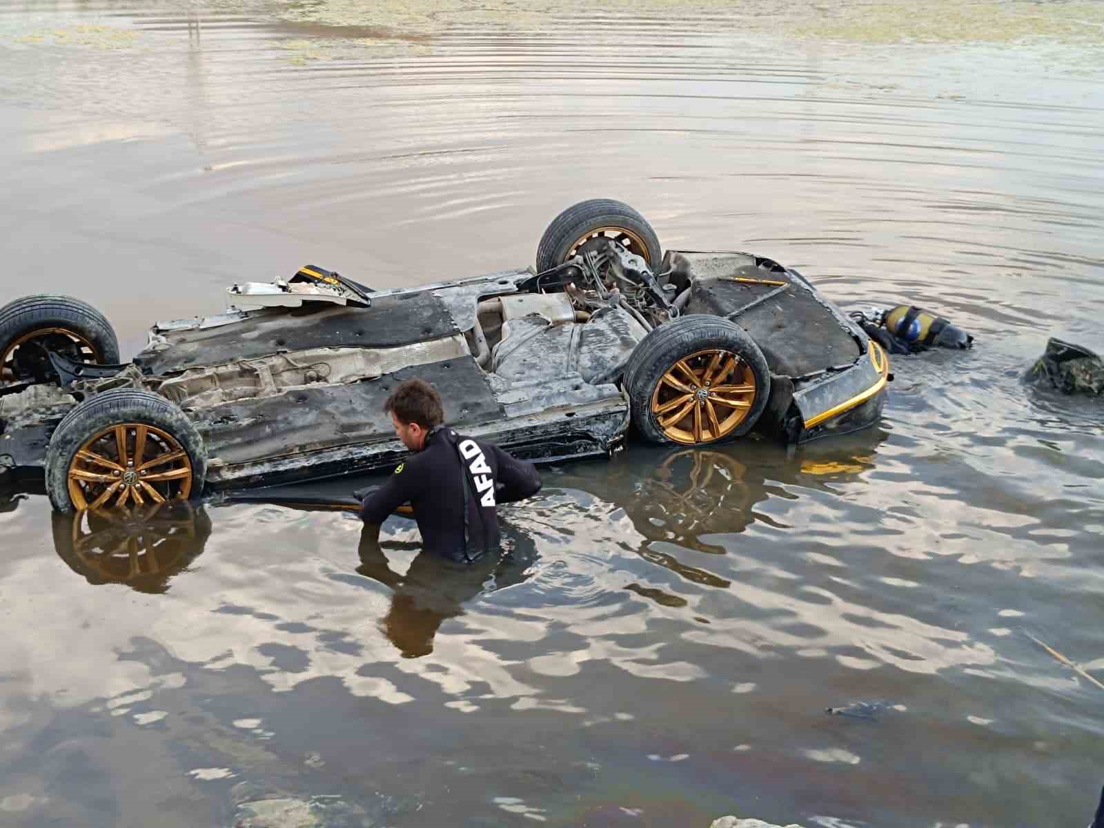 Sulak alana uçan otomobilden çıkarılan 3 kişi hastaneye kaldırıldı