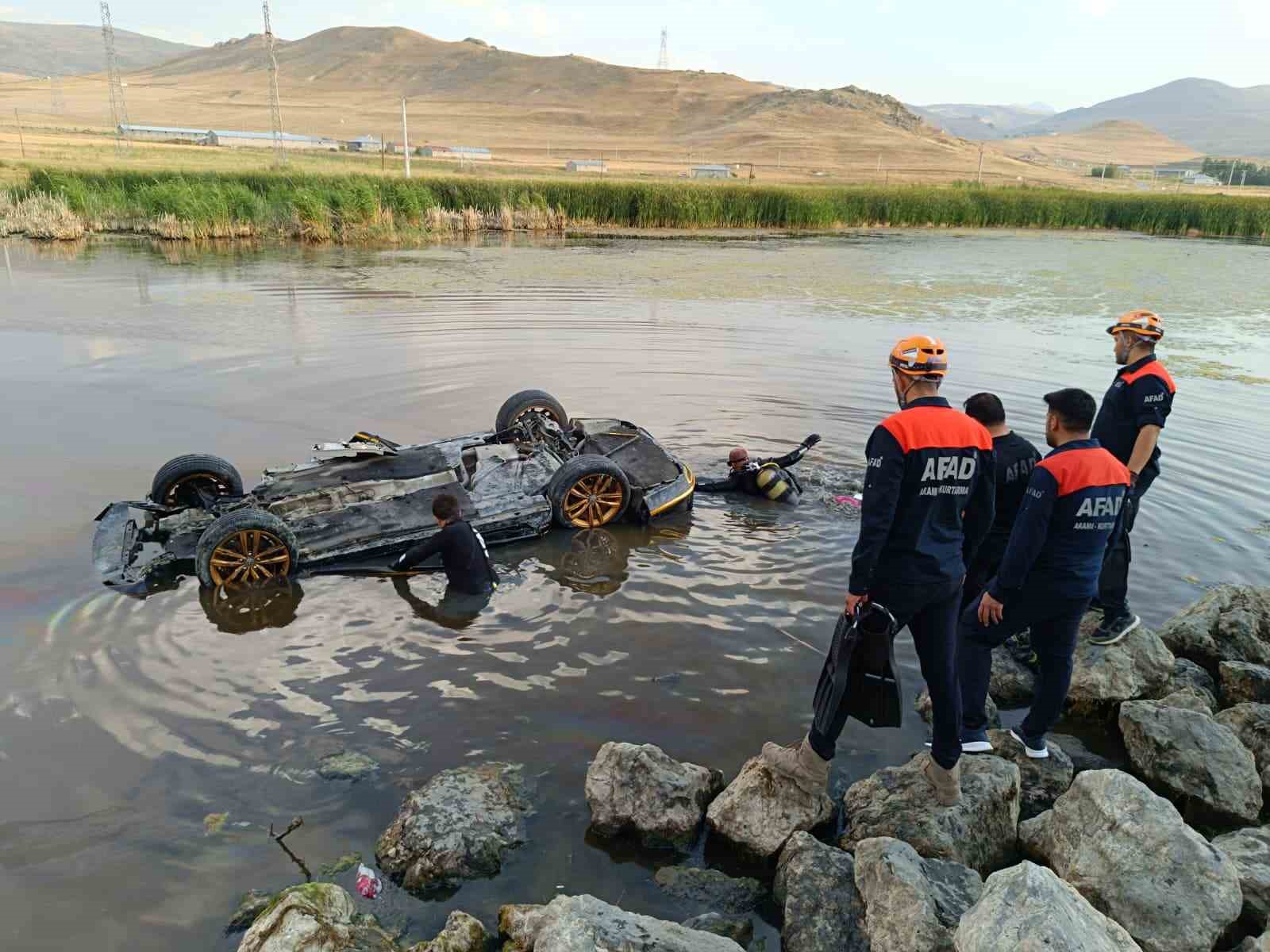 Sulak alana uçan otomobilden çıkarılan 3 kişi hastaneye kaldırıldı