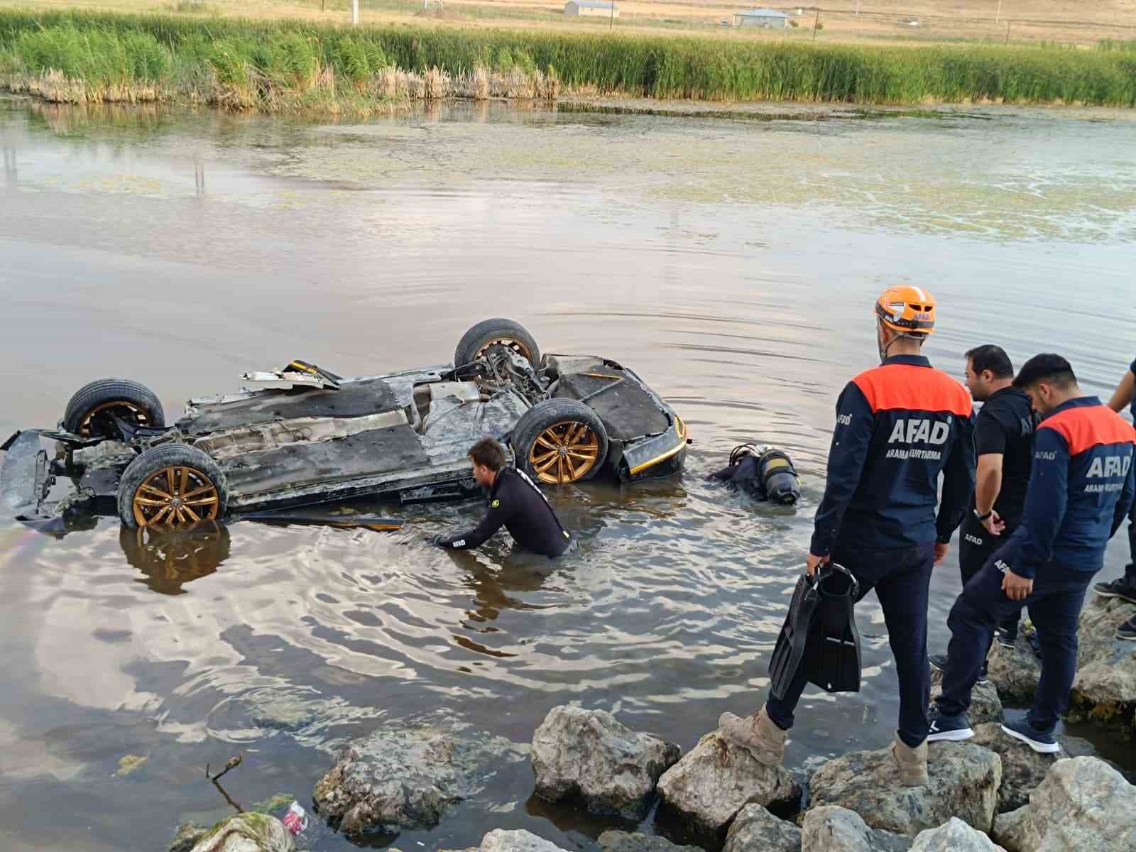 Sulak alana uçan otomobilden çıkarılan 3 kişi hastaneye kaldırıldı
