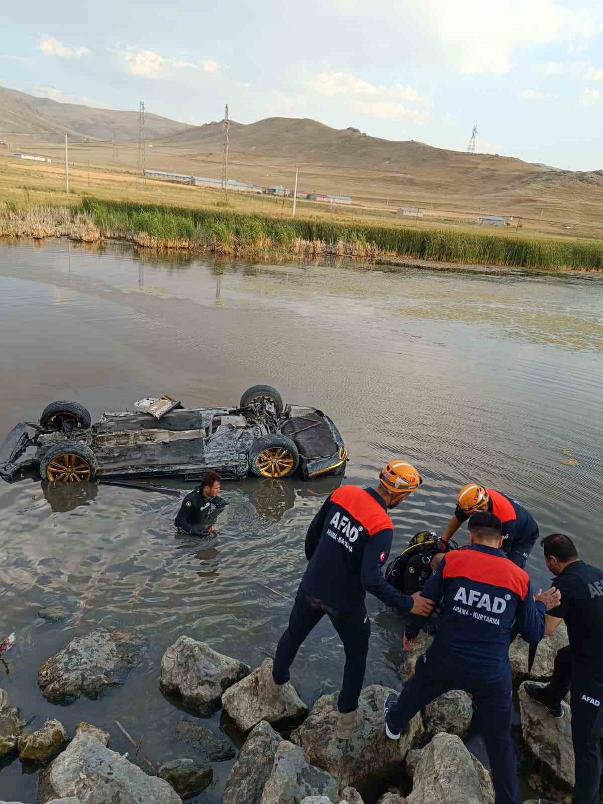 Sulak alana uçan otomobilden çıkarılan 3 kişi hastaneye kaldırıldı