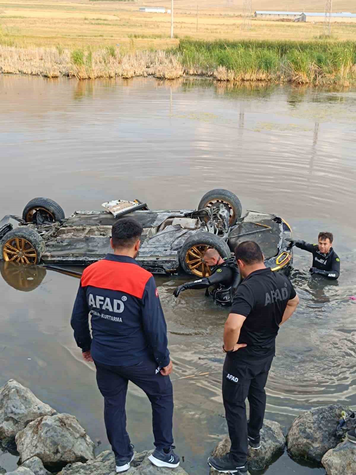 Sulak alana uçan otomobilden çıkarılan 3 kişi hastaneye kaldırıldı