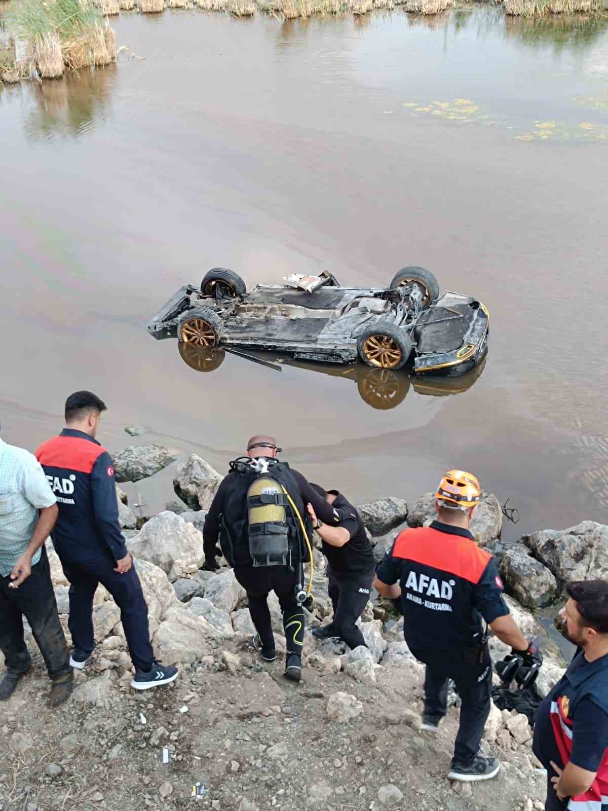 Sulak alana uçan otomobilden çıkarılan 3 kişi hastaneye kaldırıldı
