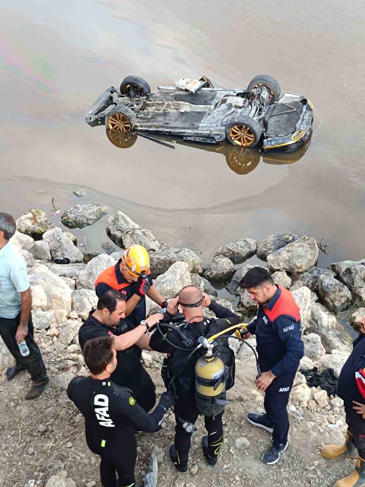 Sulak alana uçan otomobilden çıkarılan 3 kişi hastaneye kaldırıldı