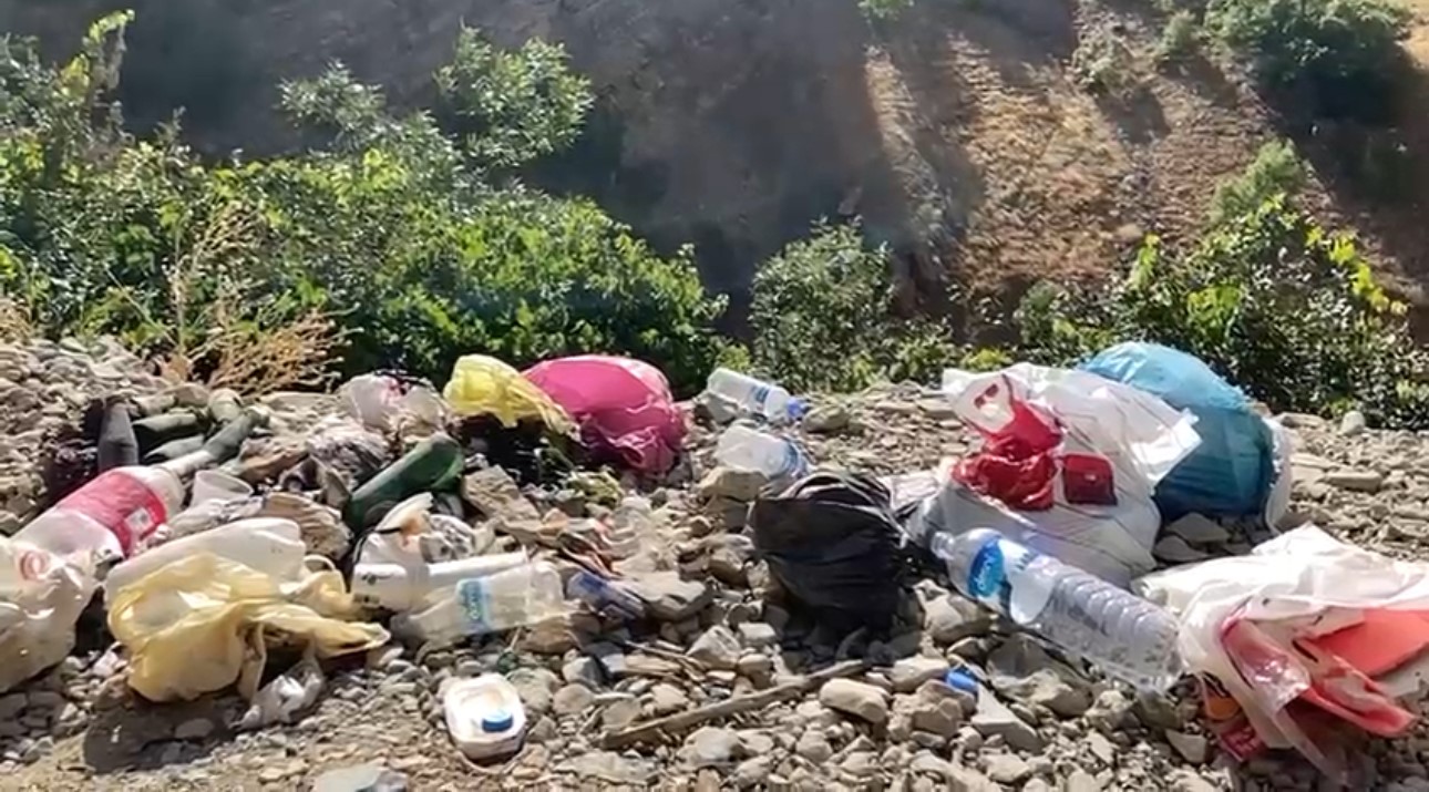 Doğaseverlerden piknikçilere tepki: Kaval Şelalesi’nde 13 torba çöp toplandı
