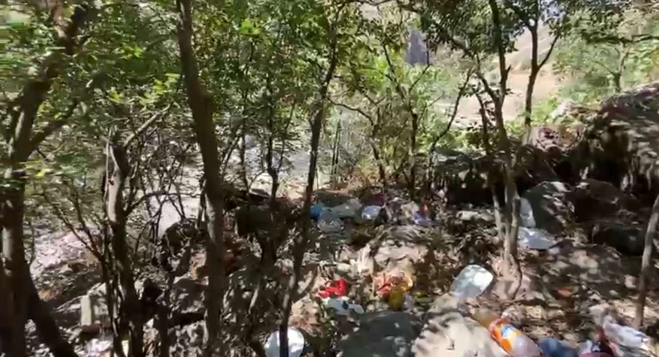 Doğaseverlerden piknikçilere tepki: Kaval Şelalesi’nde 13 torba çöp toplandı