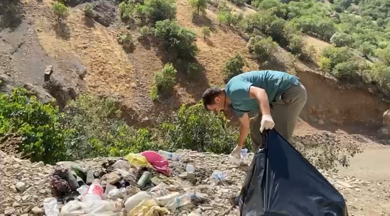 Doğaseverlerden piknikçilere tepki: Kaval Şelalesi’nde 13 torba çöp toplandı