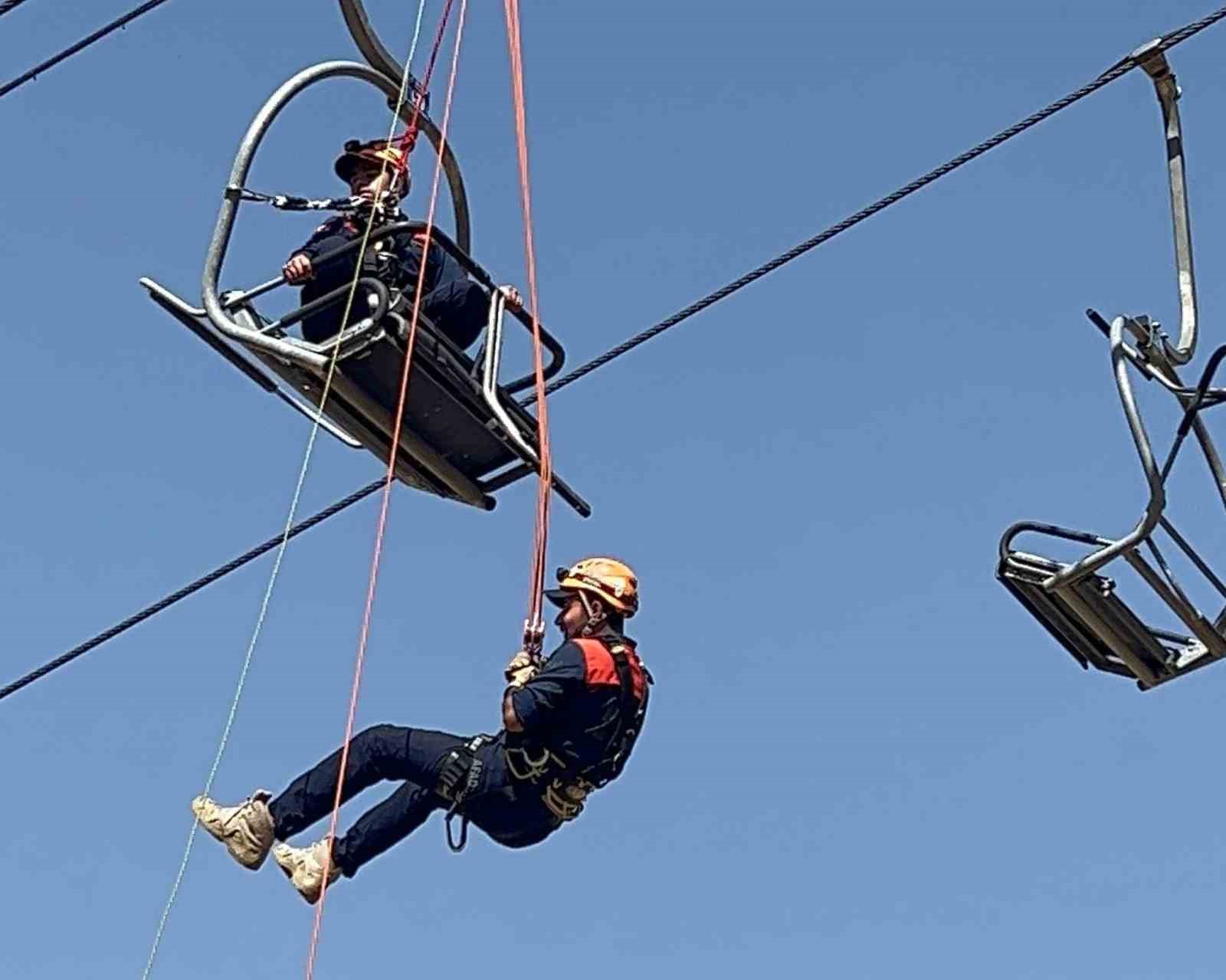 Van’da AFAD ekiplerine teleferik ve telesiyejden kurtarma eğitimi