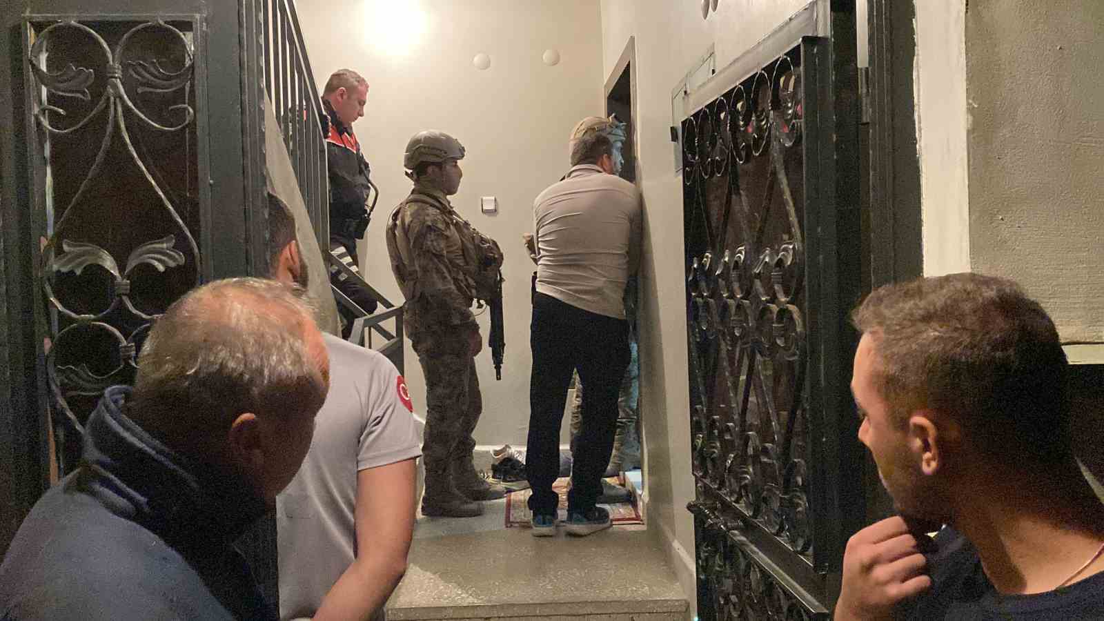 Aile içi kavga sonrası kendisini odaya kapatan adam için Özel Harekat Timi devreye girdi
