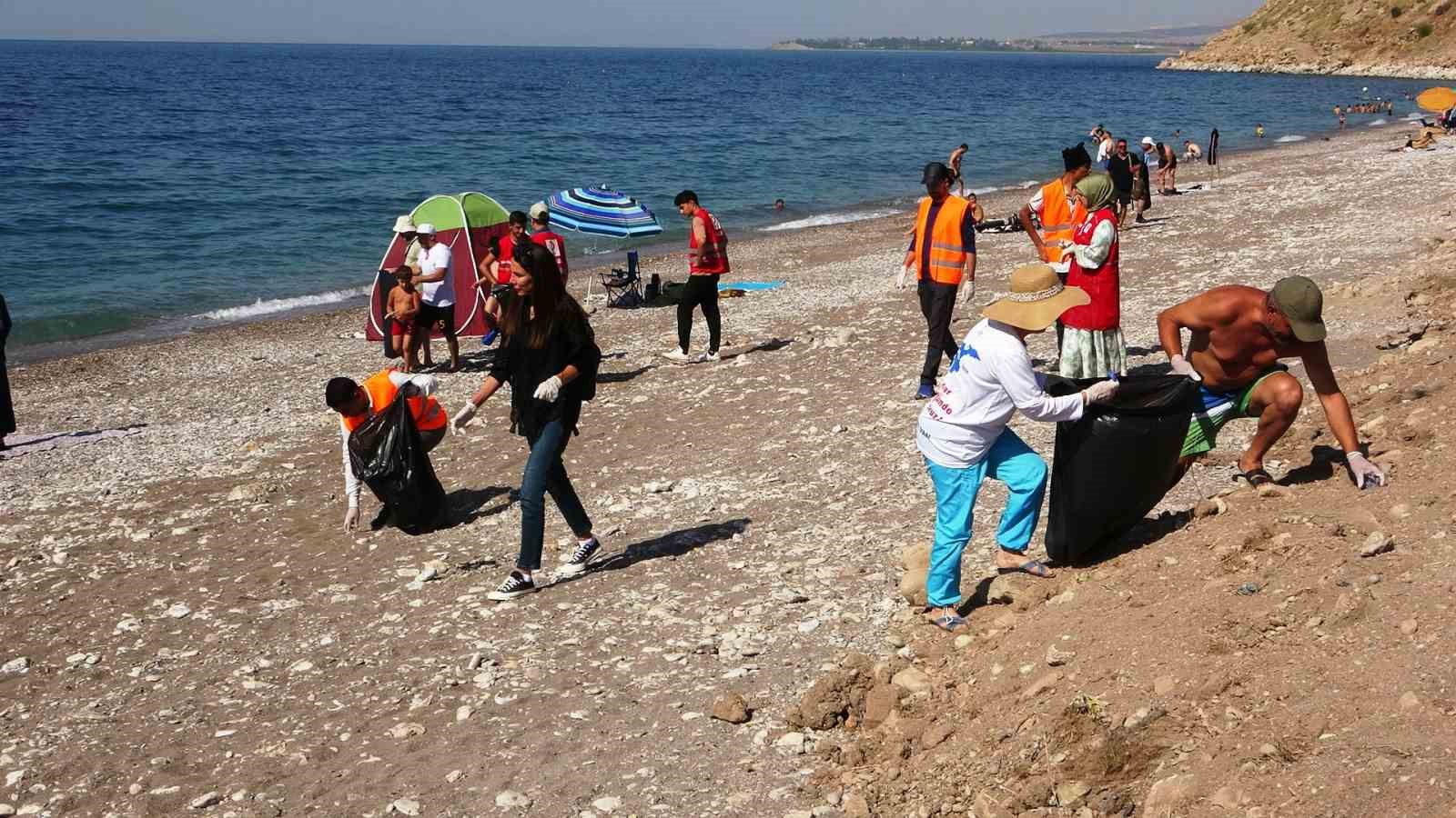 Van Gölü için çöp topladılar, duvar boyadılar