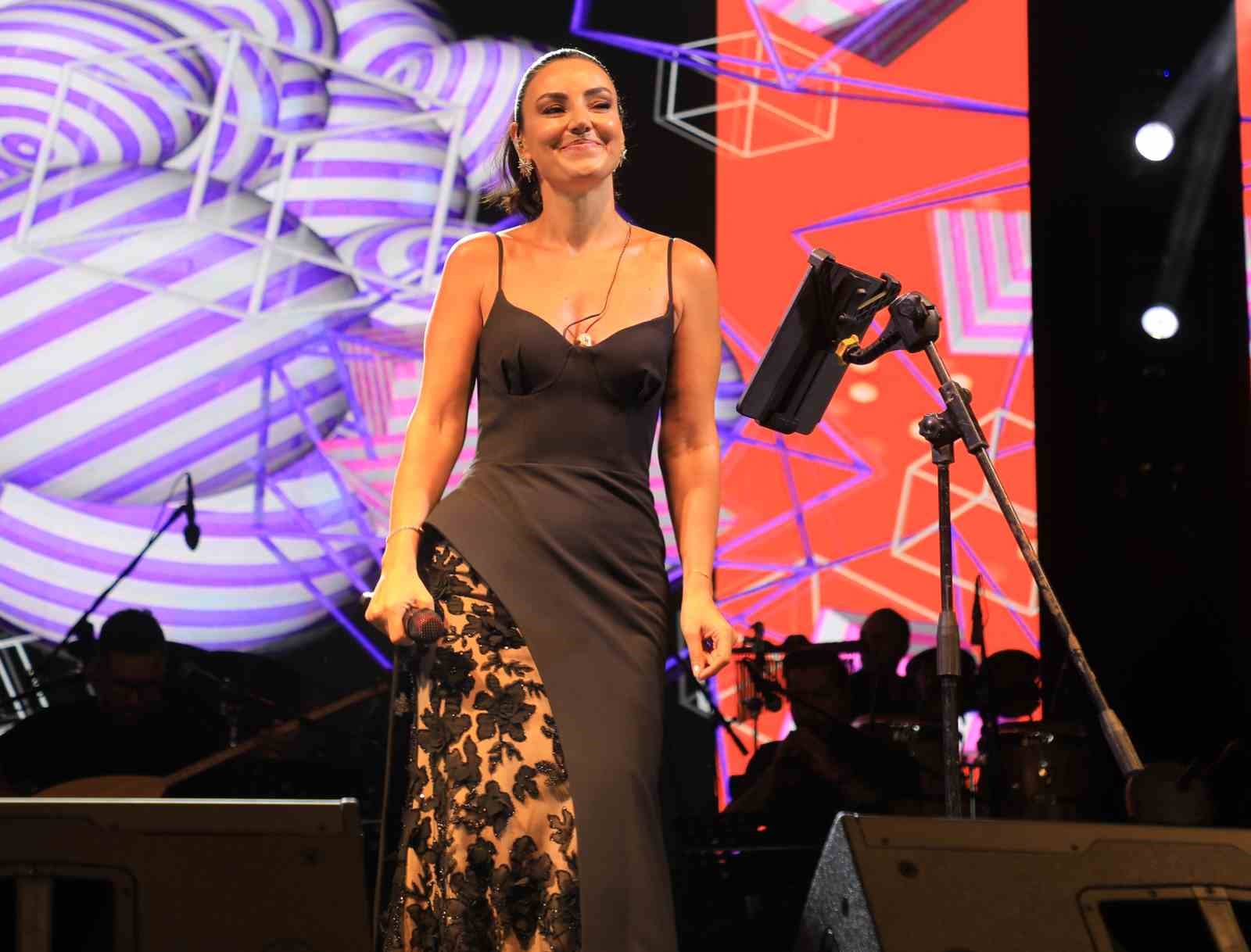 Ünlü sanatçı Sevcan Orhan Bitlislileri coşturdu