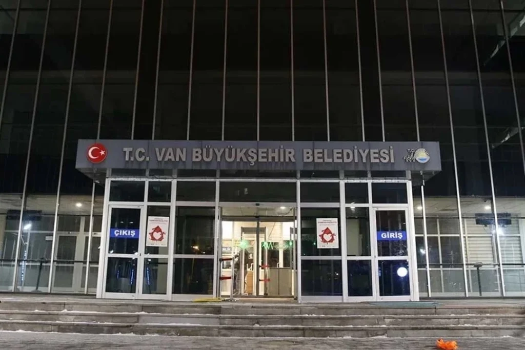 Van'da işten çıkarılan işçilerle ilgili iddialara peş peşe açıklama