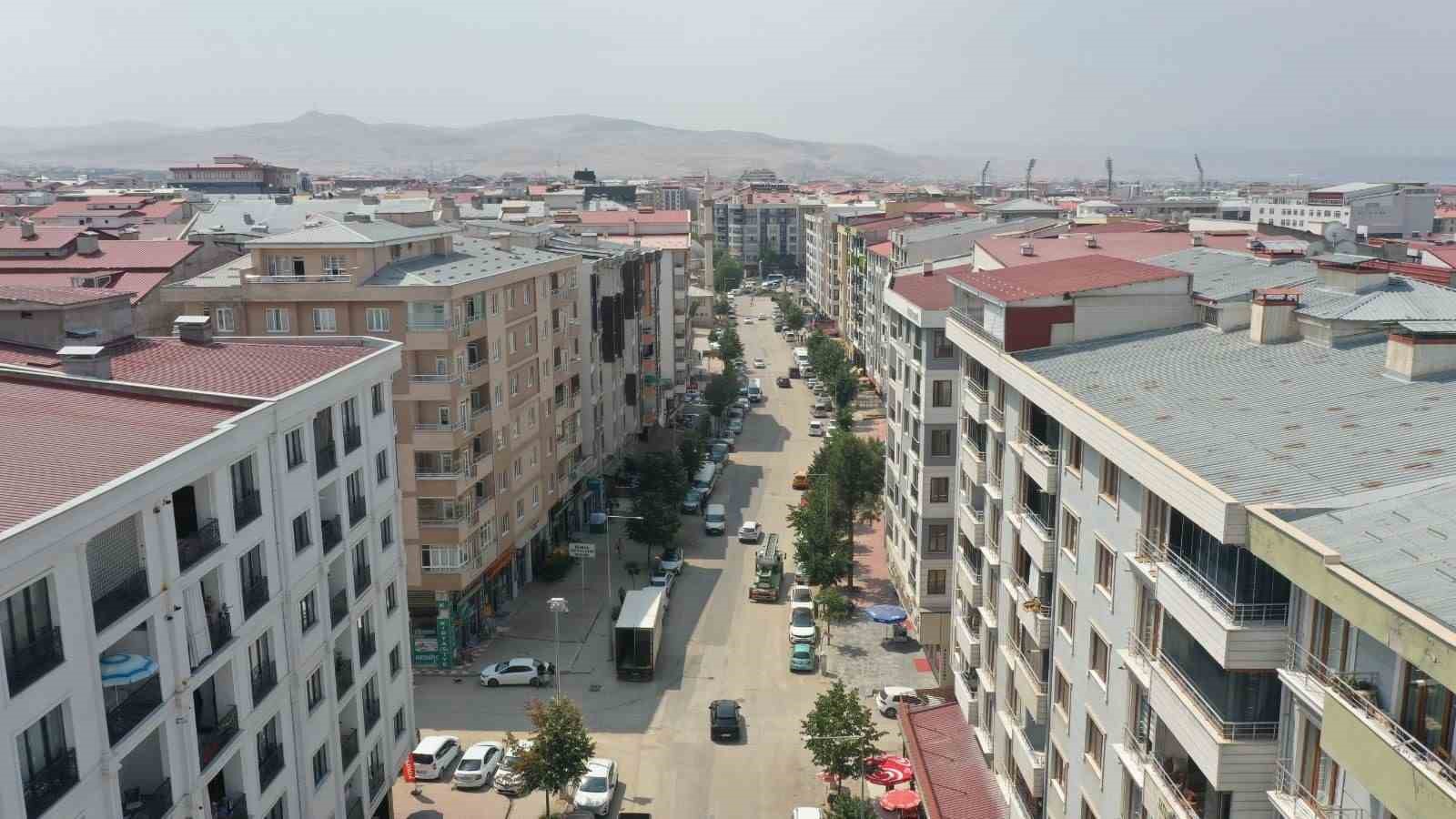 Van Büyükşehir Belediyesi Suvaroğlu Caddesi’ni yeniliyor