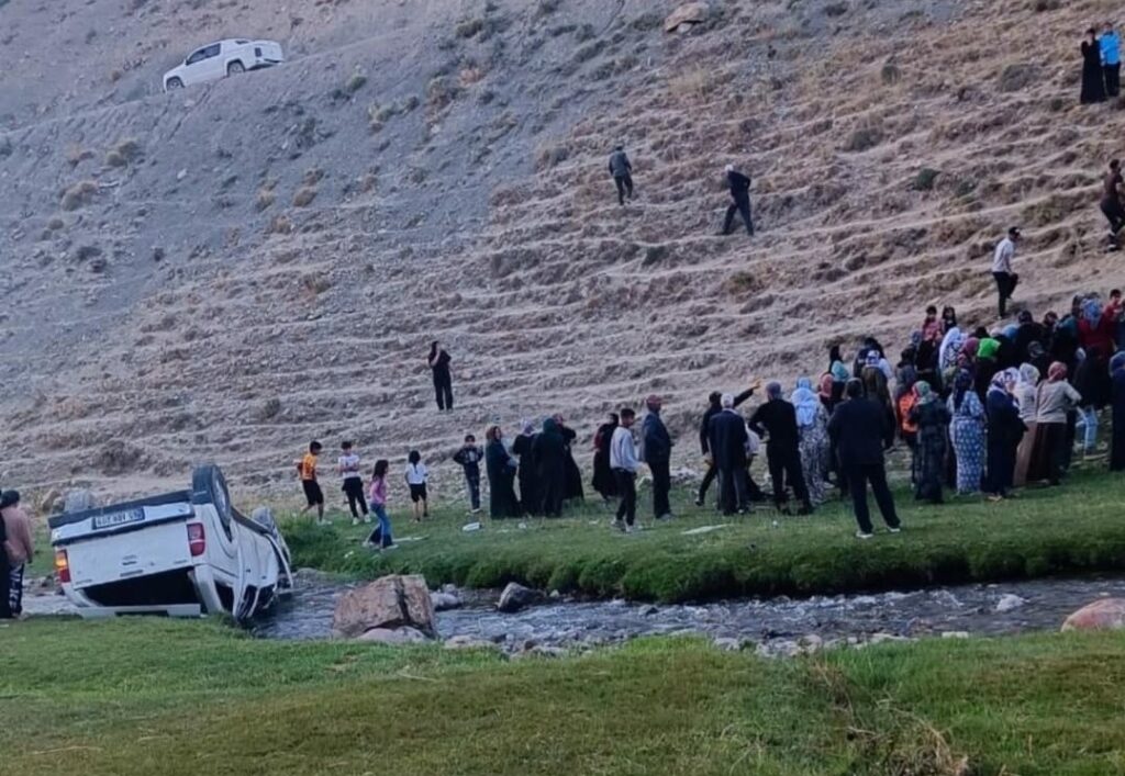 Van’da Kamyonet Uçuruma Yuvarlandı! Yaralılar Var