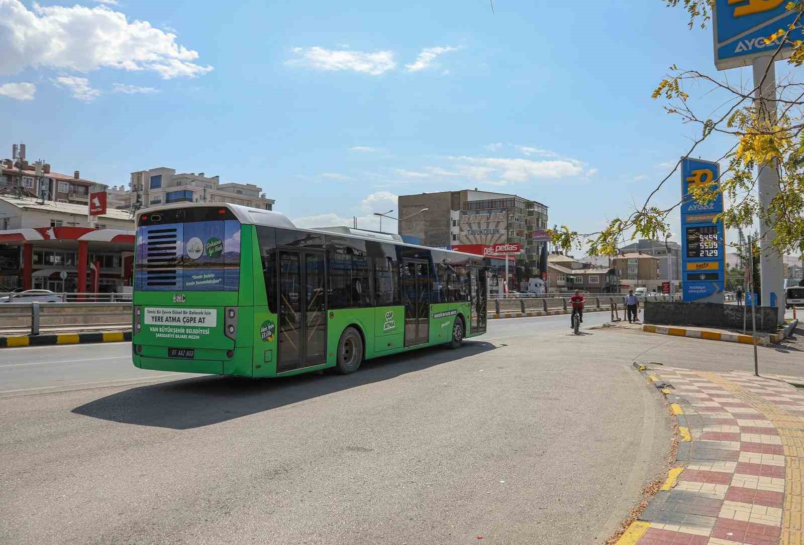 Van Büyükşehir Belediyesinin otobüsleri yeşile büründü