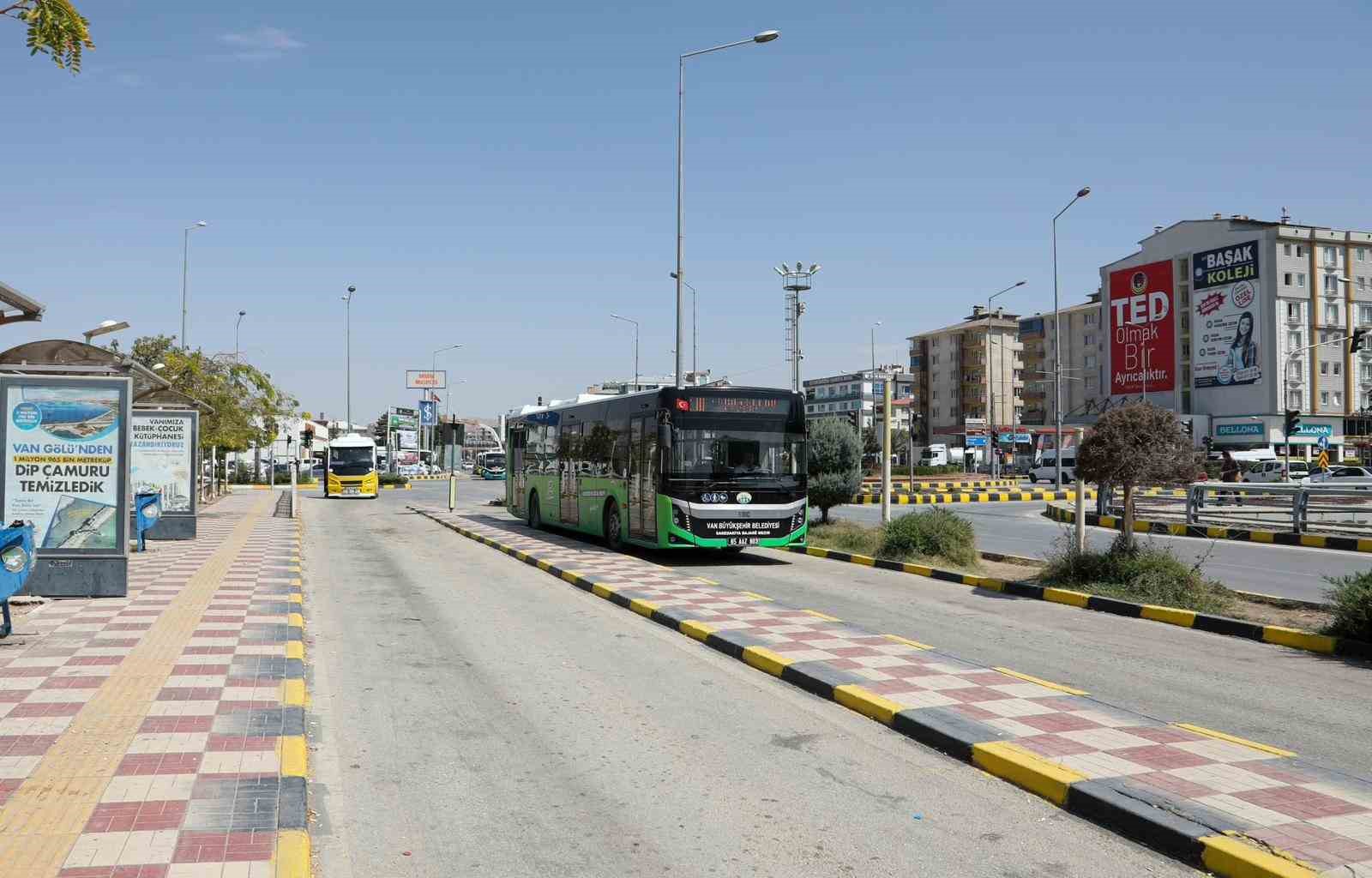 Van Büyükşehir Belediyesinin otobüsleri yeşile büründü