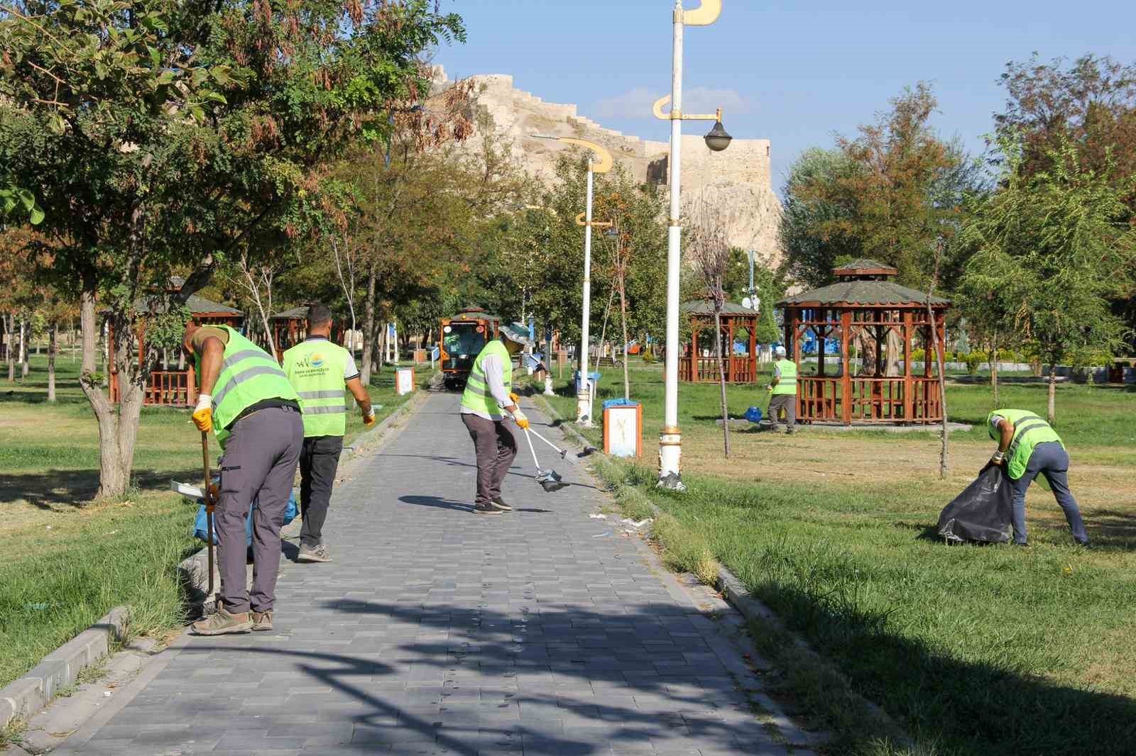 Van Büyükşehir Belediyesinden kapsamlı park temizliği