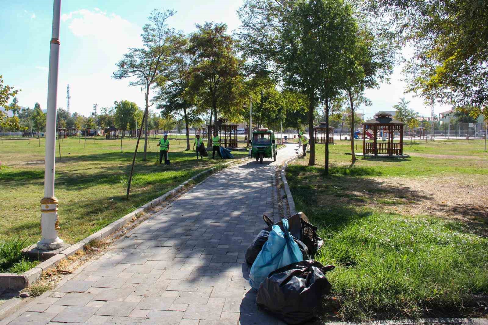 Van Büyükşehir Belediyesinden kapsamlı park temizliği