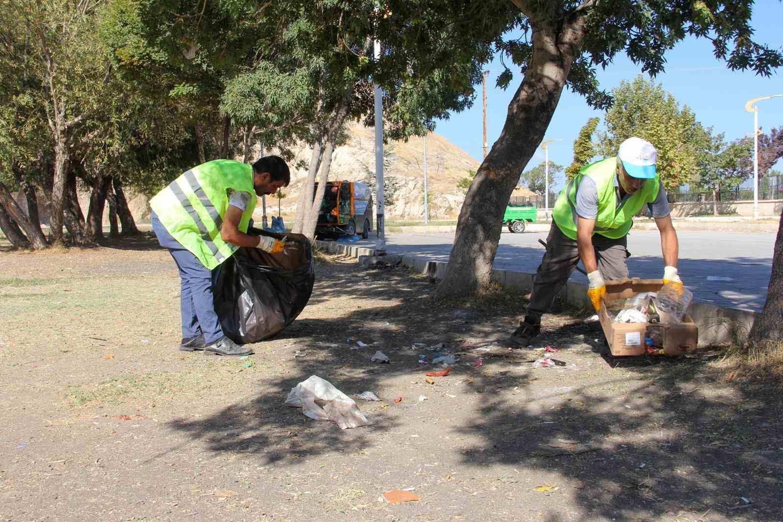 Van Büyükşehir Belediyesinden kapsamlı park temizliği