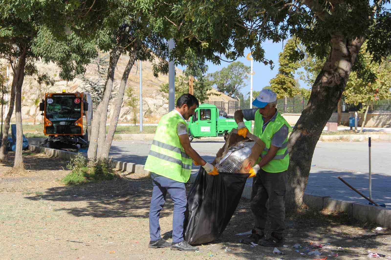Van Büyükşehir Belediyesinden kapsamlı park temizliği