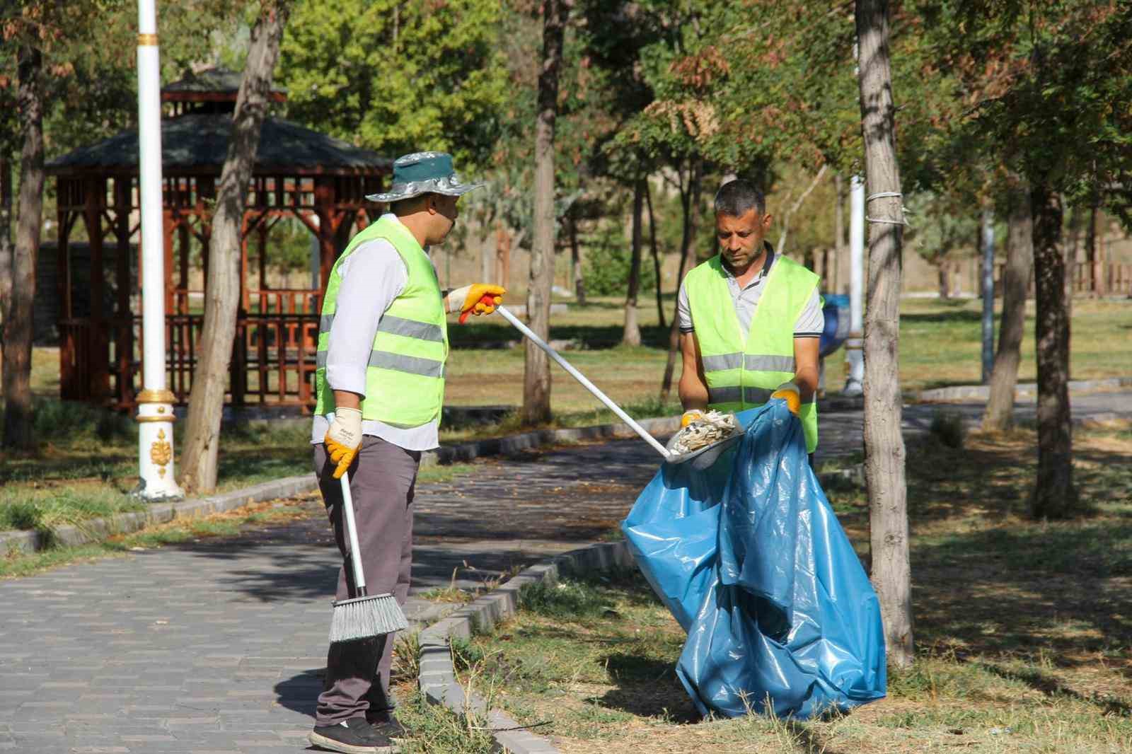 Van Büyükşehir Belediyesinden kapsamlı park temizliği