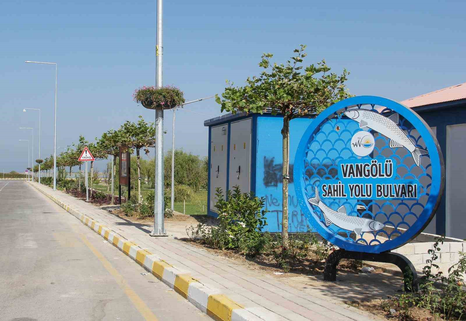 Sahil yolunda geniş kapsamlı peyzaj çalışması yürütüyor