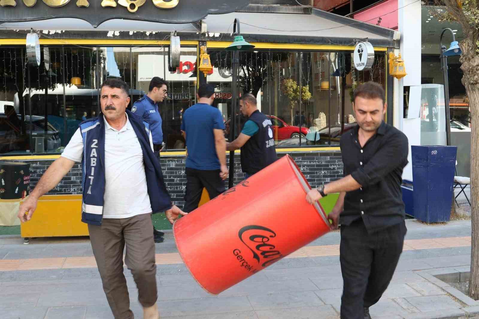 Van Büyükşehir Belediyesi kaldırım ve yollara bırakılan malzemeleri topladı