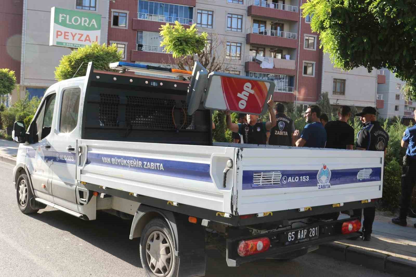 Van Büyükşehir Belediyesi kaldırım ve yollara bırakılan malzemeleri topladı