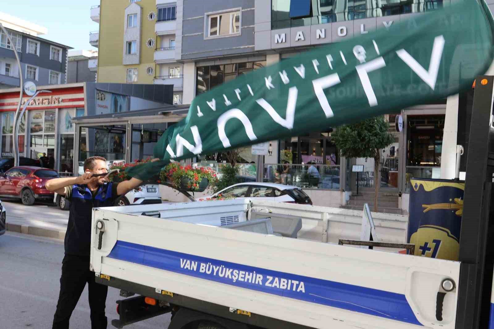 Van Büyükşehir Belediyesi kaldırım ve yollara bırakılan malzemeleri topladı