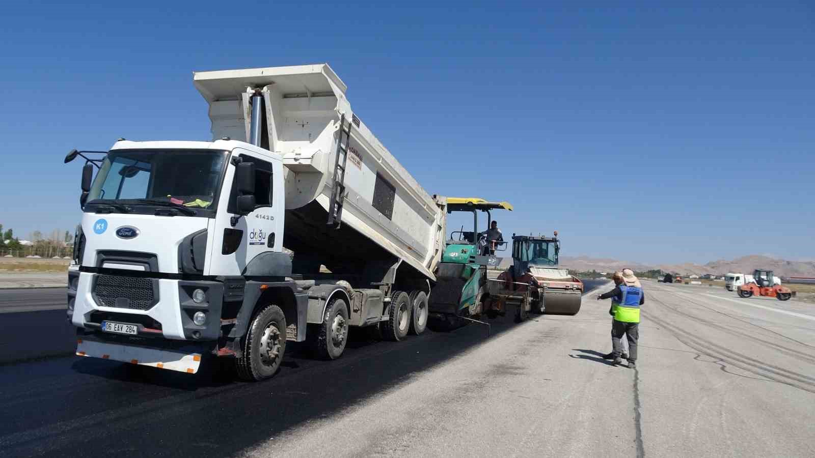 Van Ferit Melen Havalimanı’nda 3 vardiyalı hummalı çalışma