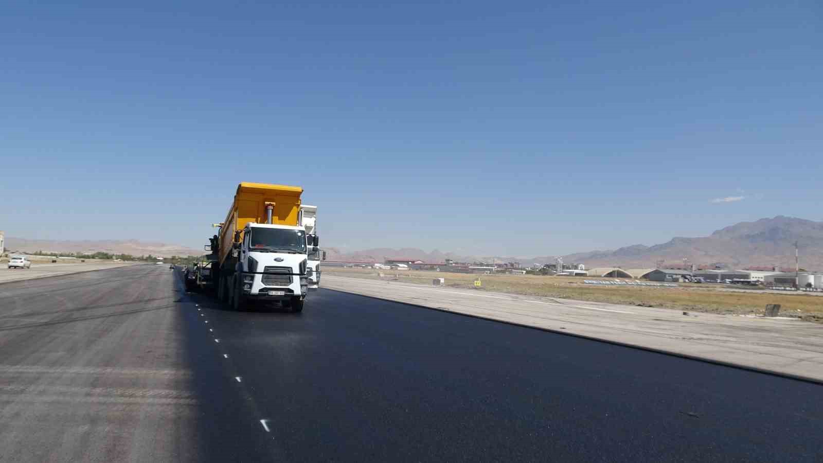 Van Ferit Melen Havalimanı’nda 3 vardiyalı hummalı çalışma